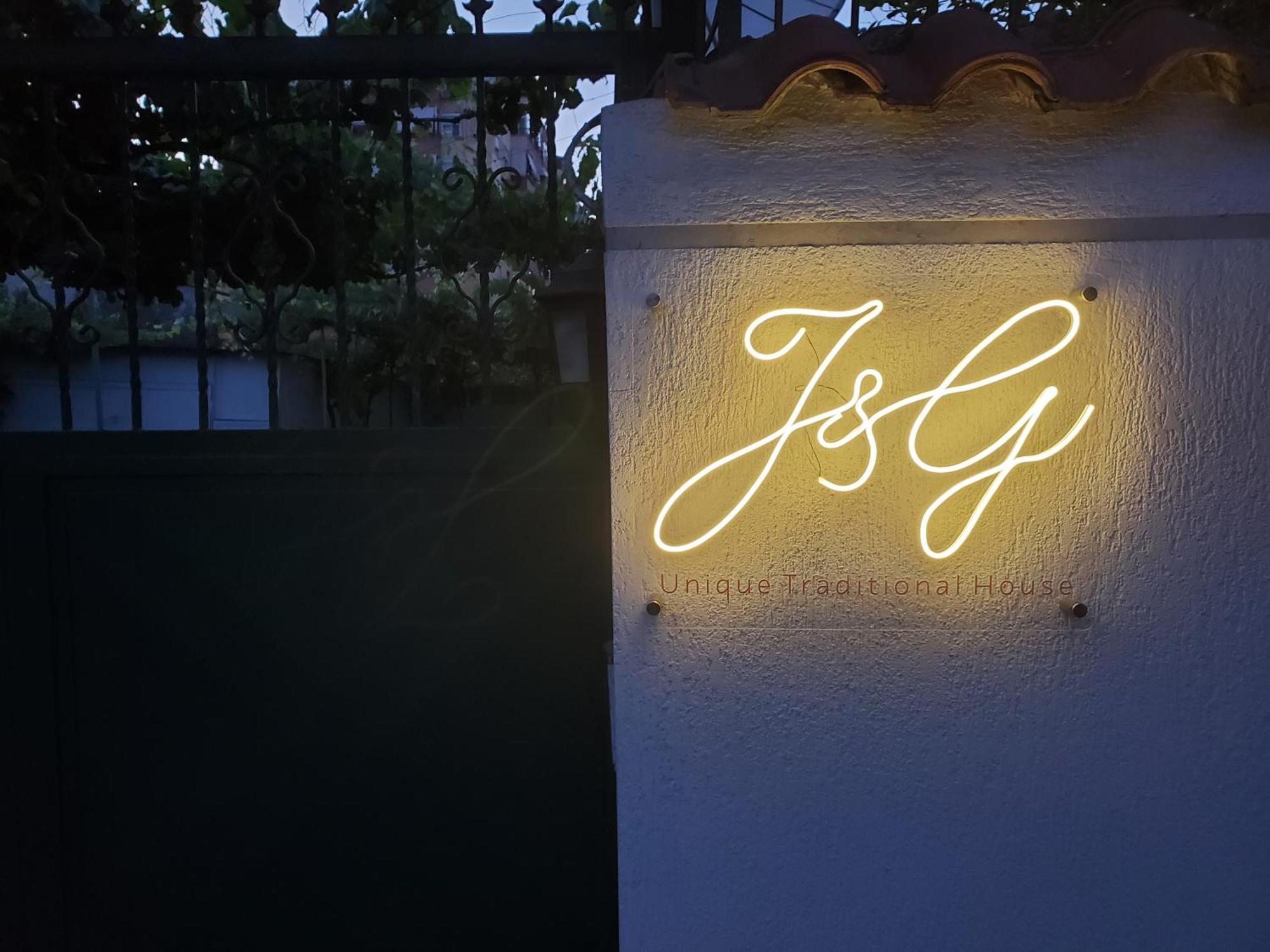 Unique Traditional House, Hosted By J&G Tirana Exteriör bild
